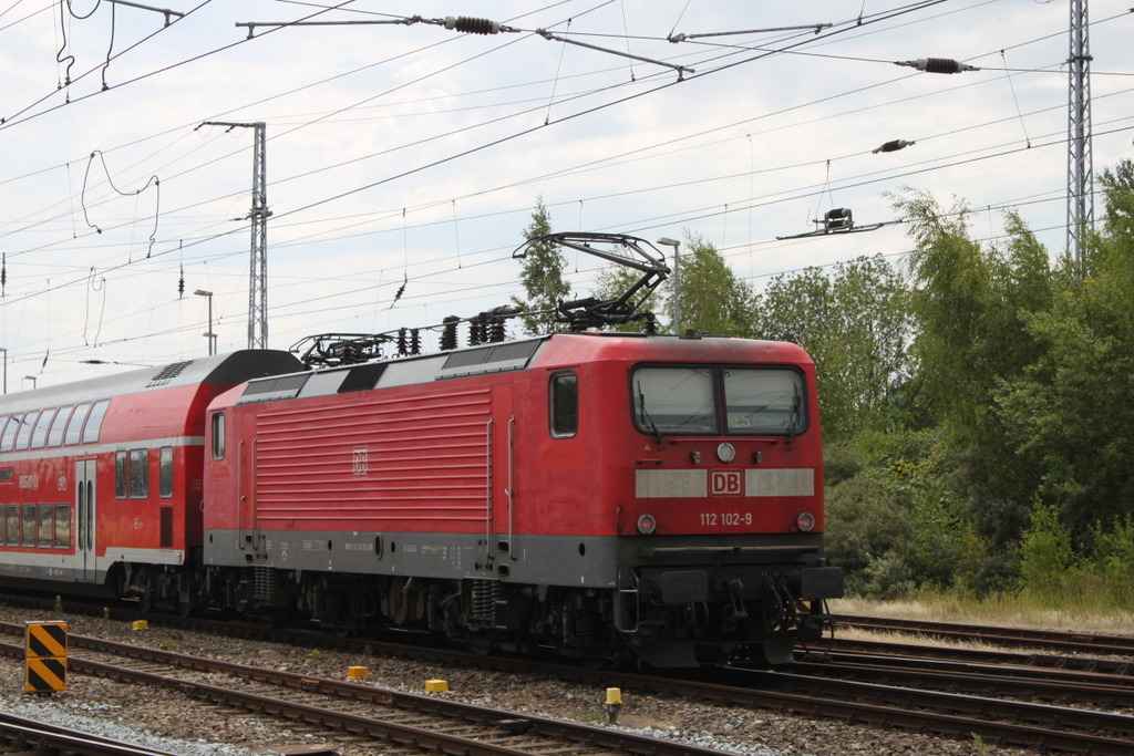 112 102-9 mit RE 5(4361) von Rostock Hbf nach Elsterwerda bei der Ausfahrt im Rostocker Hbf.13.07.2018