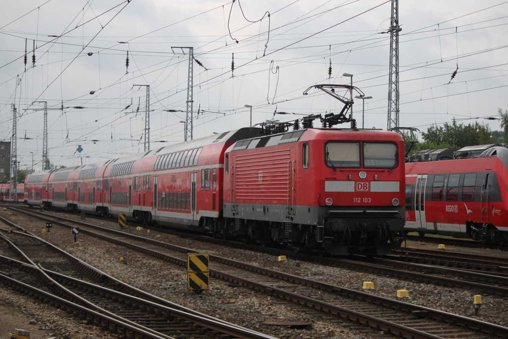 112 103 mit RE5(Rostock-Elsterwerda)bei der Ausfahrt im Rostocker Hbf.30.07.2016
