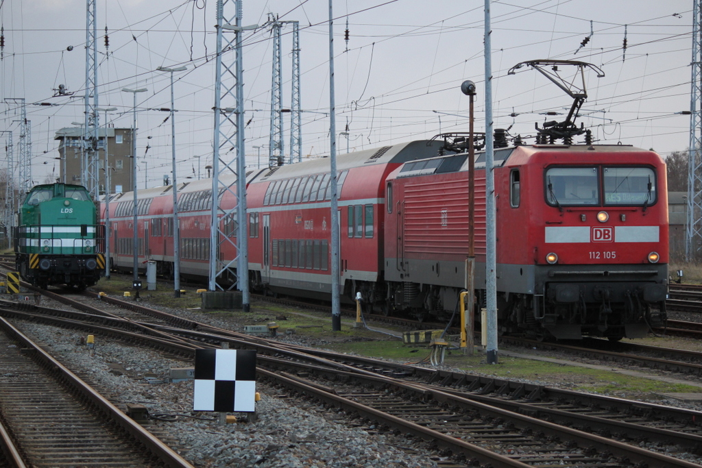 112 105-2 mit RE 4363(Rostock-Elsterwerda)stand am Mittag des 23.12.2015 im Rostocker Hbf rum.