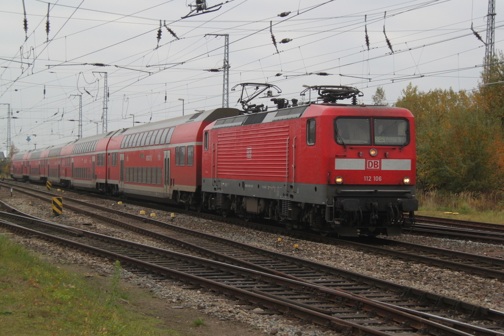 112 106 mit RE 4352 von Halle(Saale)Hbf nach Rostock Hbf bei der Einfahrt im Rostocker Hbf.24.10.2015