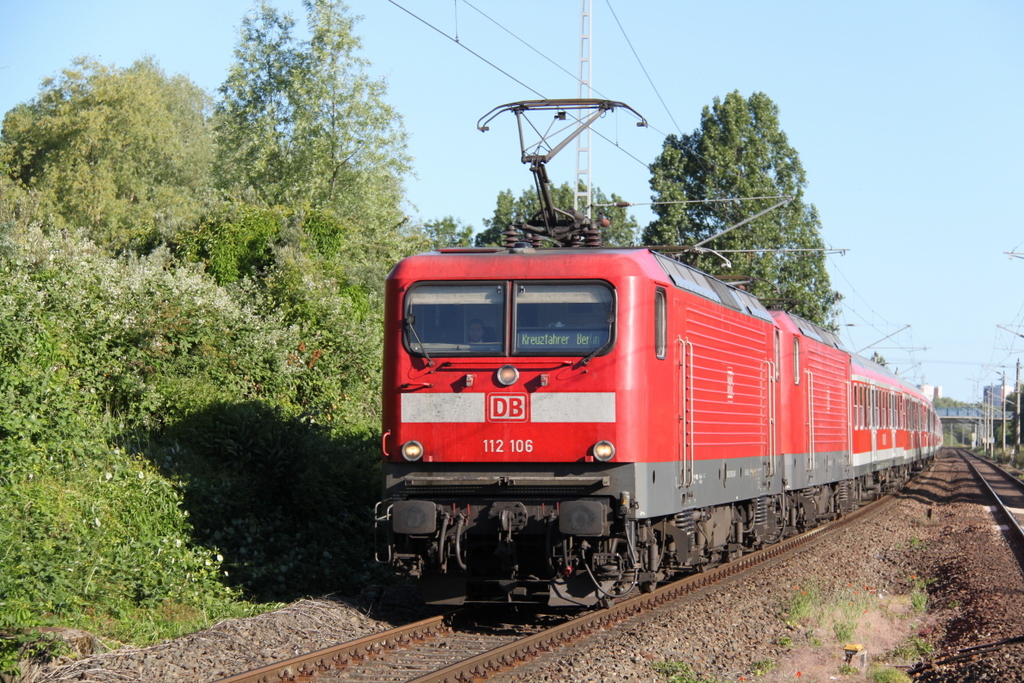 112 106+112 129-2 mit RE 13290 von Warnemnde nach Berlin-Ostbahnhof bei der Durchfahrt im Haltepunkt Rostock-Marienehe.11.06.2016