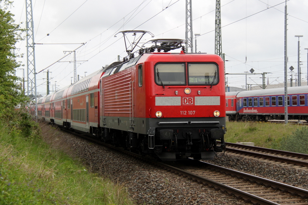112 107-8 mit RE 4310(Rostock-Hamburg)bei der Ausfahrt im Rostocker Hbf.15.05.2015
