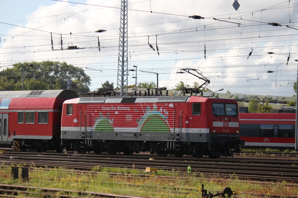 112 108-6 mit RE 5 von Rostock Hbf nach Lutherstadt Wittenberg bei der Bereitstellung im Rostocker Hbf.27.09.2015