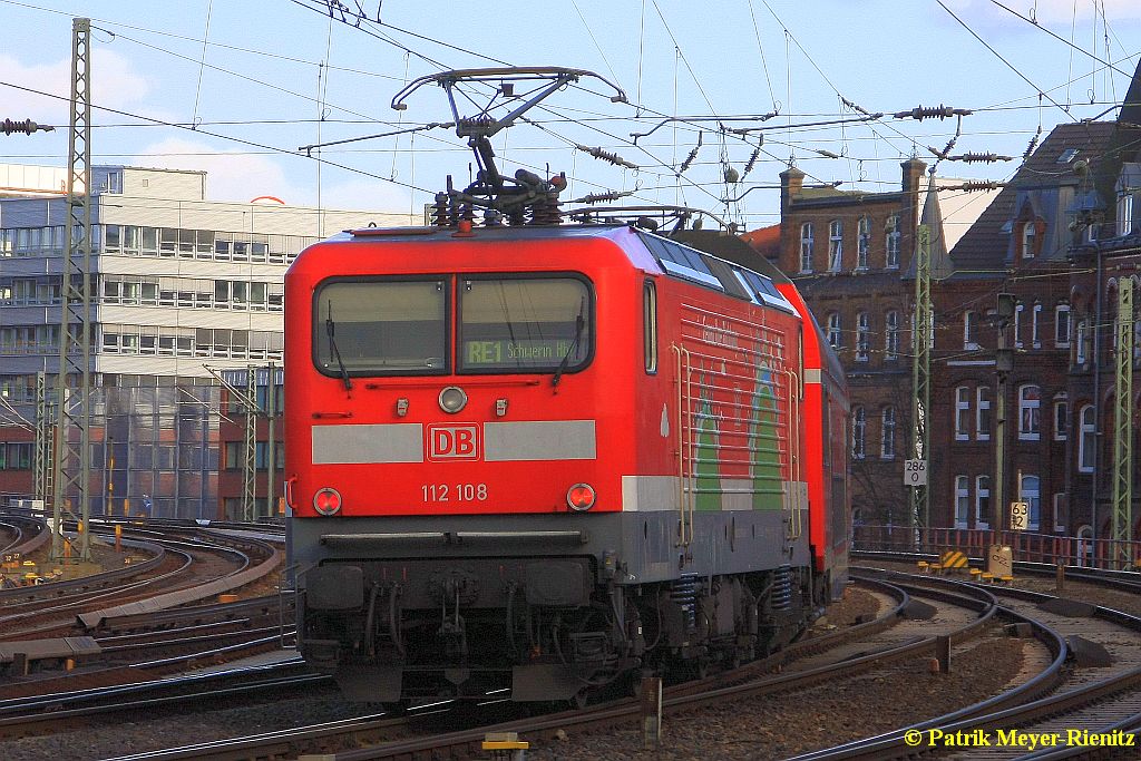 112 108 mit RE 4337 bei Ausfahrt aus Hamburg Hbf Richtung Schwerin Hbf am 02.04.2015