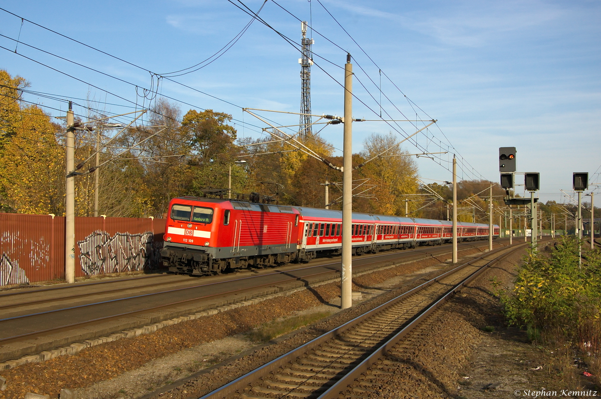112 109 mit dem IRE  Berlin-Hamburg-Express  (IRE 18598) von Berlin Ostbahnhof nach Hamburg Hbf in Rathenow. 02.11.2014