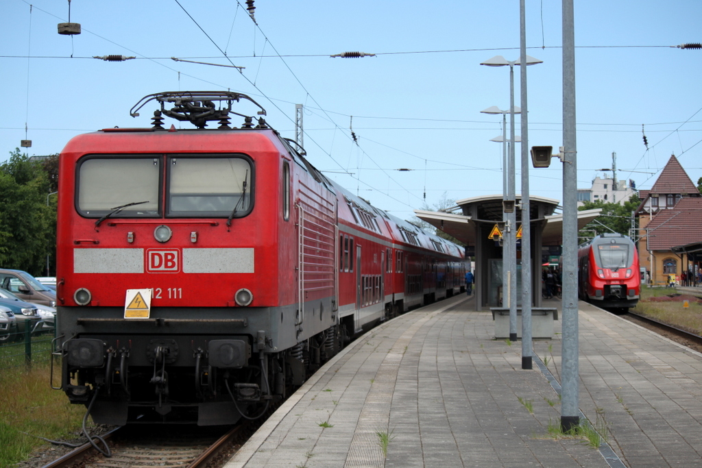 112 111-0 mit RE 18591 von Warnemnde nach  Berlin Hbf(tief)abgestellt im Bahnhof Warnemnde.29.05.2014