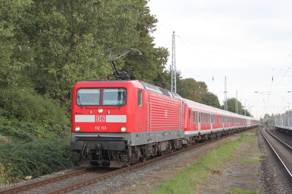 112 113 mit RE 13290 von Warnemünde nach Berlin bei der Durchfahrt in Rostock-Bramow.15.09.2018