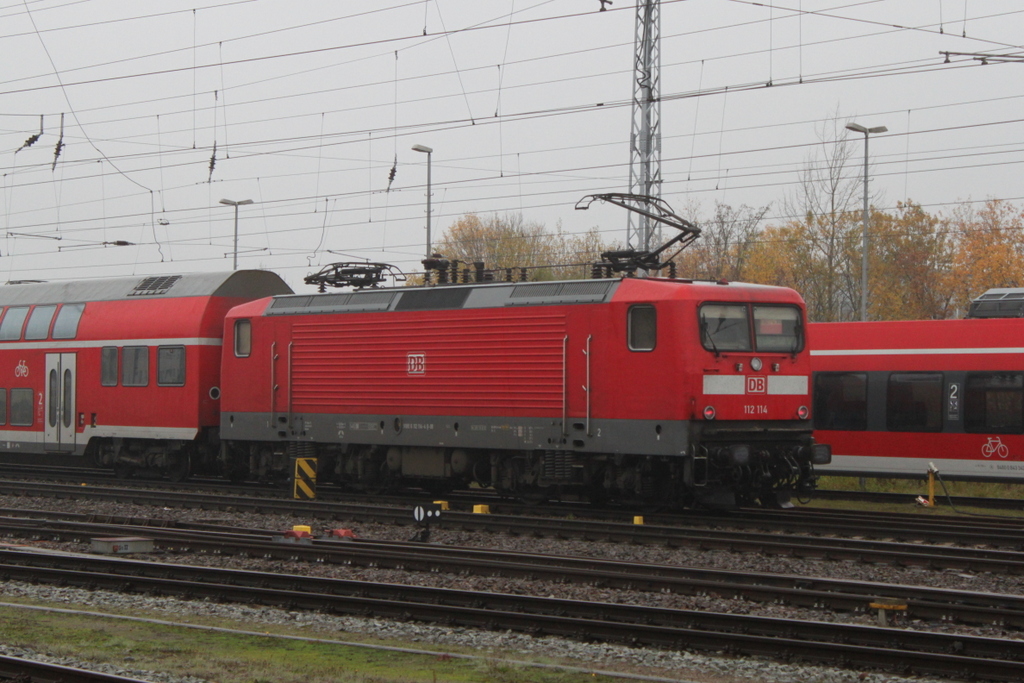 112 114-4 mit RE5(RE 4361)von Rostock Hbf nach Lutherstadt Wittenberg bei der Ausfahrt im Rostocker Hbf.06.11.2015