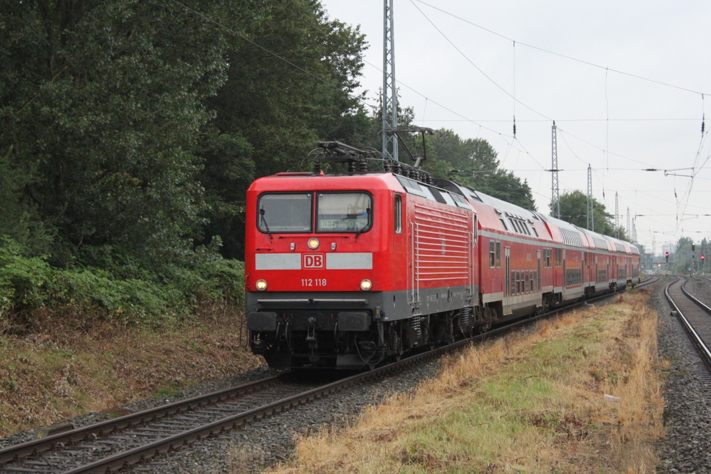 112 118 mit RE 18491 von Warnemünde nach Berlin Hbf(tief)bei der Durchfahrt um 19:05 Uhr im Haltepunkt Rostock-Bramow.12.08.2017