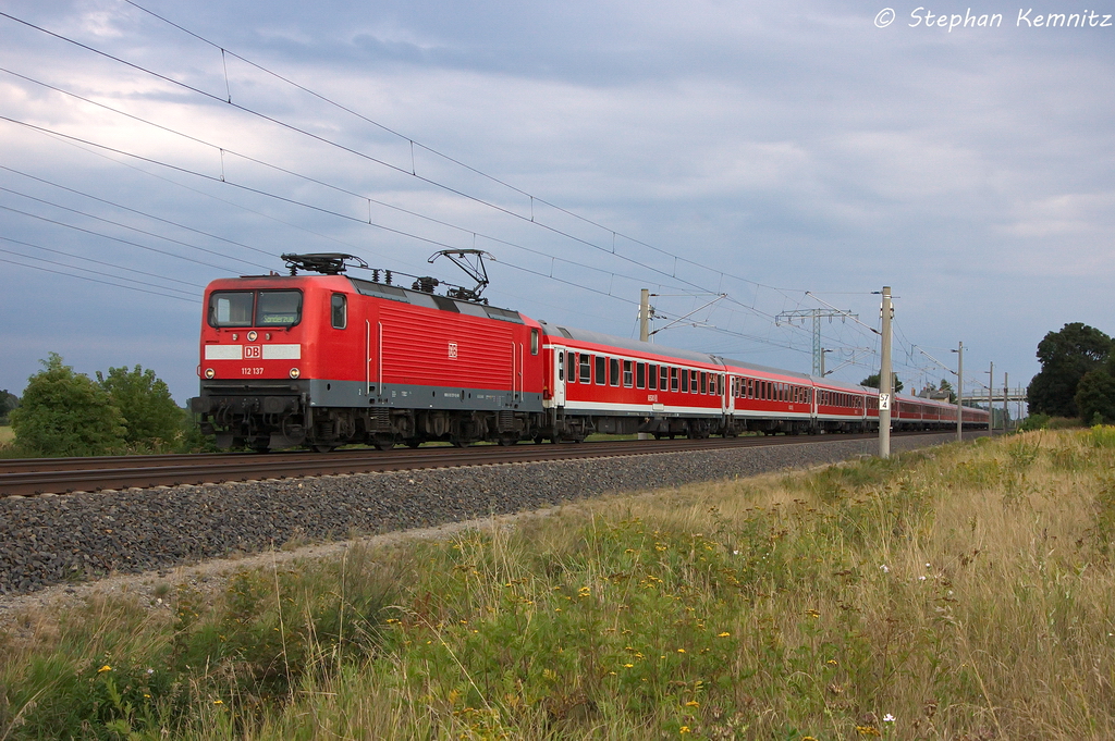 112 137-5 mit einem Kreuzfahrersonderzug von Berlin-Lichtenberg nach Rostock-Seehafen in Vietznitz. 17.08.2013