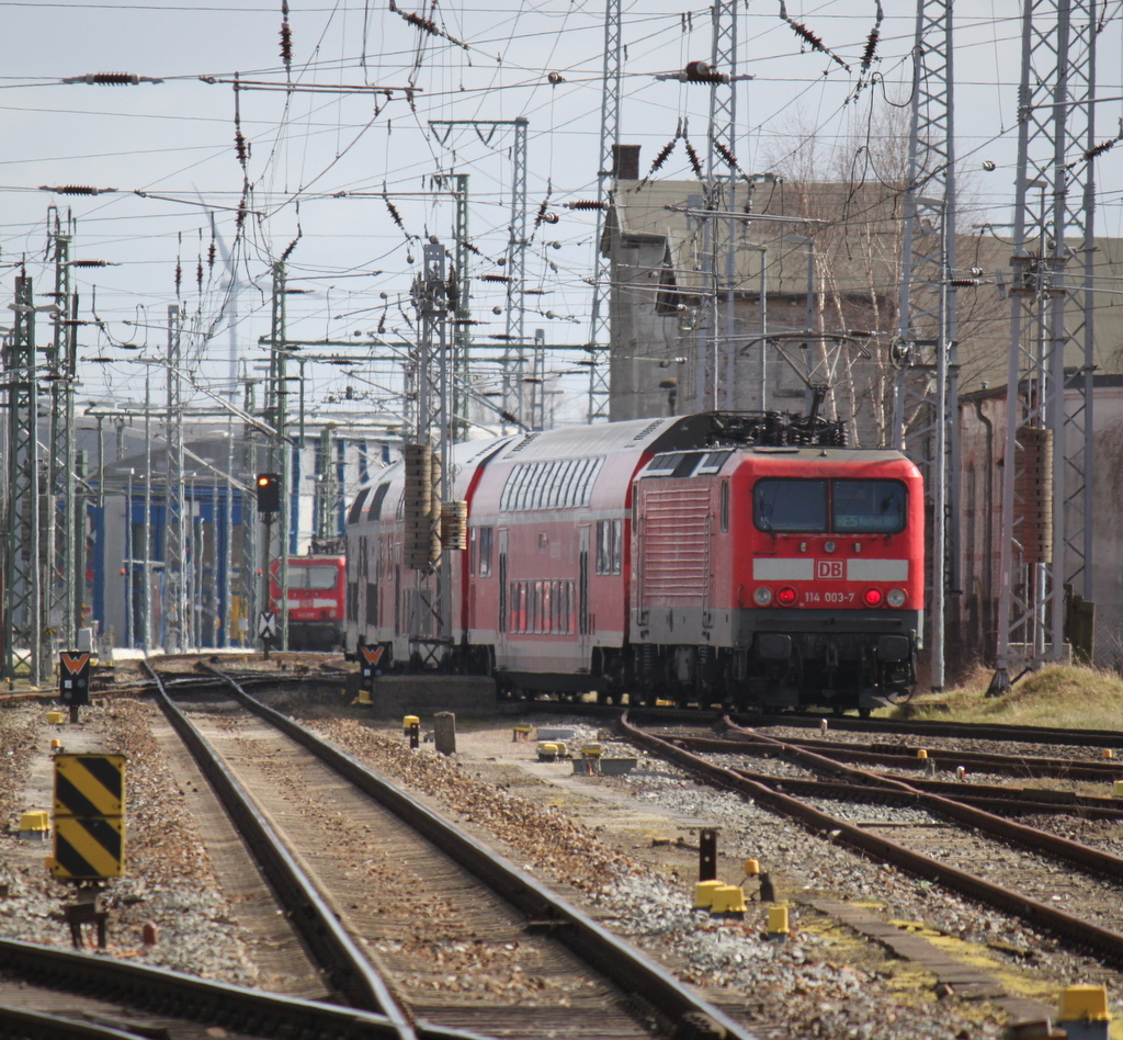 114 003-7 mit RE 92380(Rostock-Oranienburg)bei der Ausfahrt am 03.04.2015 im Rostocker Hbf.