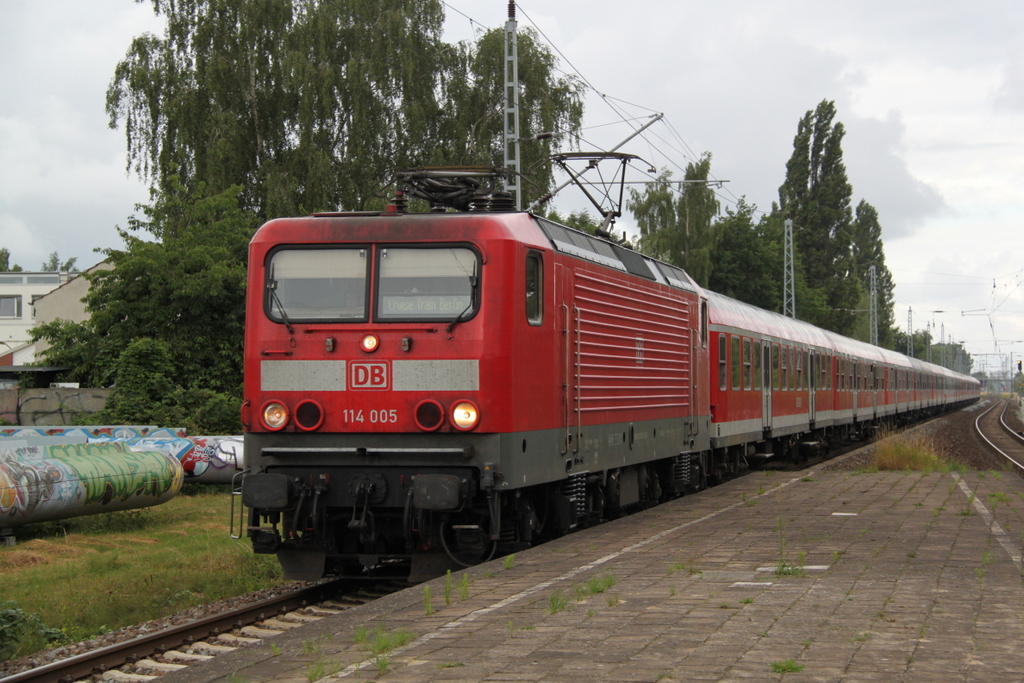 114 005-2 mit RE 13290(Warnemünde-Berlin Ostbahnhof)bei der Durchfahrt im Haltepunkt Rostock-Holbeinplatz.28.06.2016