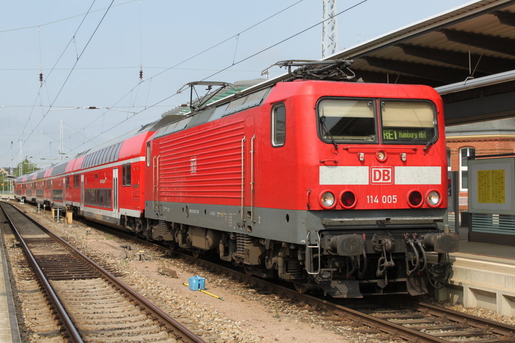 114 005-2 mit RE 4310(Rostock-Hamburg)kurz vor der Ausfahrt im Rostocker Hbf.16.08.2015