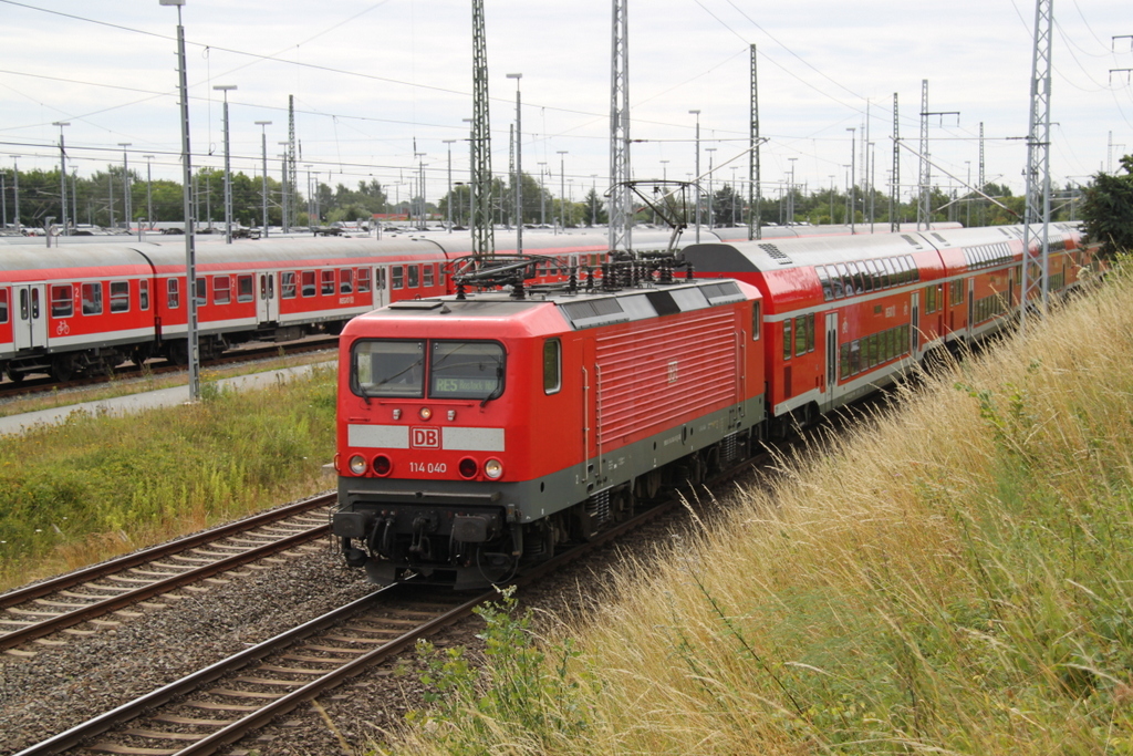 114 040 mit RE 92434(Oranienburg-Rostock)bei der Einfahrt im Rostocker Hbf.10.07.2016 