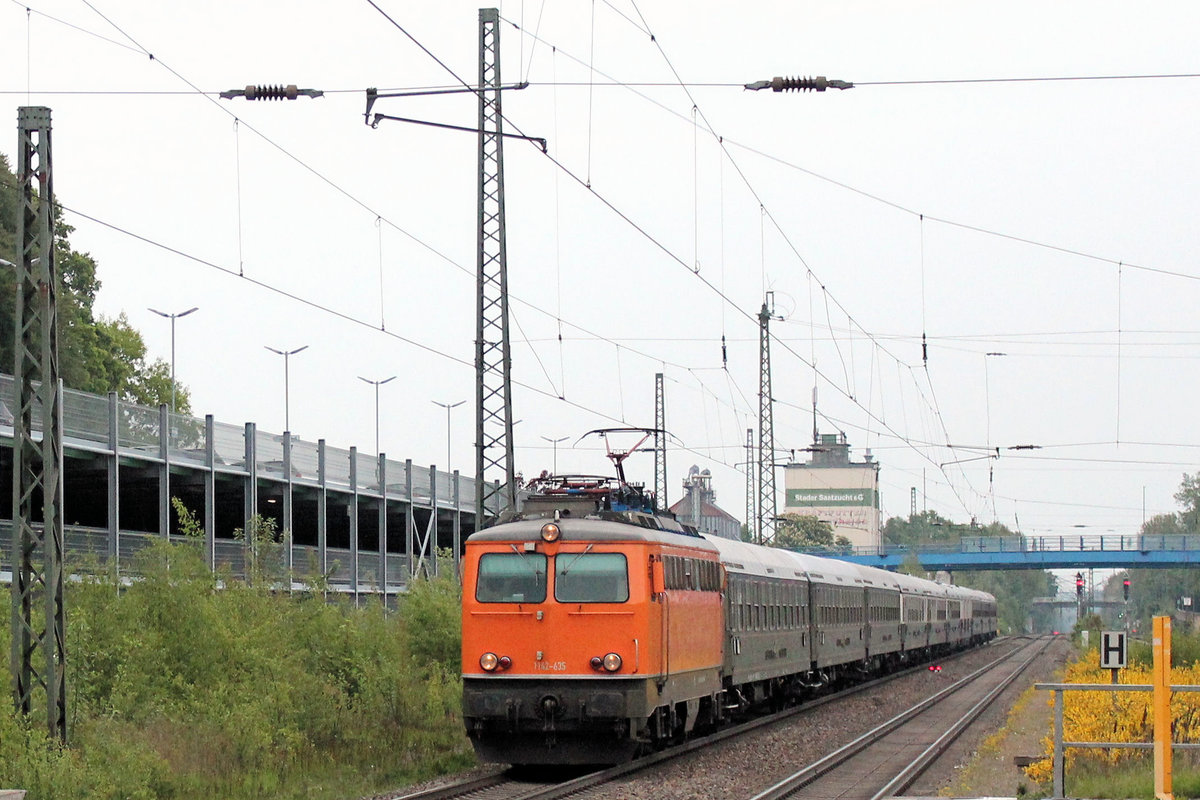 1142 635-3 mit  Classic-Courier Sonderzug 348 von Warnemnde nach Bremen Hbf passiert um 20:30 den Tostedter Bahnhof. Datum 18.05.2016
