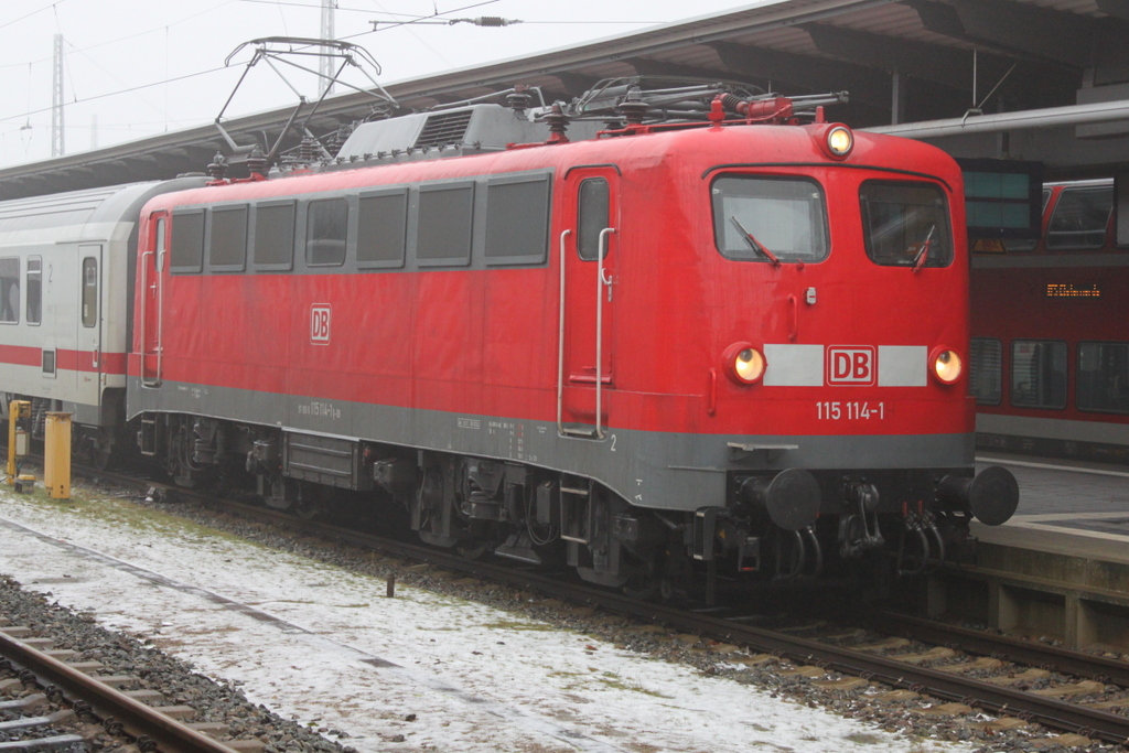 115 114-1 mit IC 2417(Rostock-Kln)kurz vor der Ausfahrt im Rostocker Hbf.24.01.2016