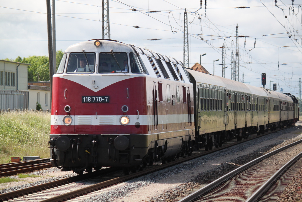 118 770-7+01 0509-8 mit Sonderzug 61497 von Leipzig Hbf nach Putbus bei der Einfahrt im Bahnhof Bergen auf Rgen.14.06.2014