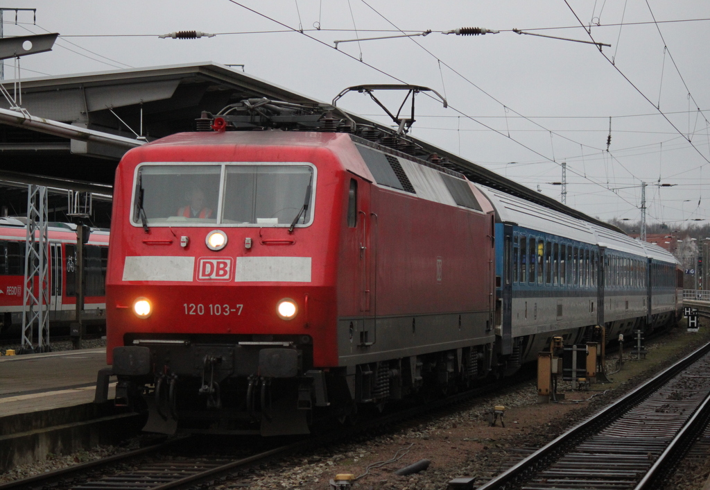 120 103-7 mit EC 179 von Rostock Hbf nach Praha hl.n. kurz vor der Ausfahrt im Rostocker Hbf.05.01.2013