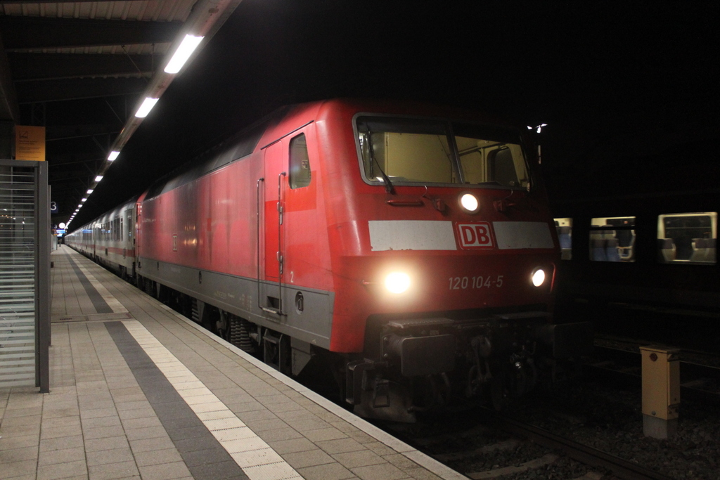 120 104-5 mit IC 2355(Rostock-München)stand am 16.12.2016 gegen 06:45 Uhr im Rostocker Hbf.