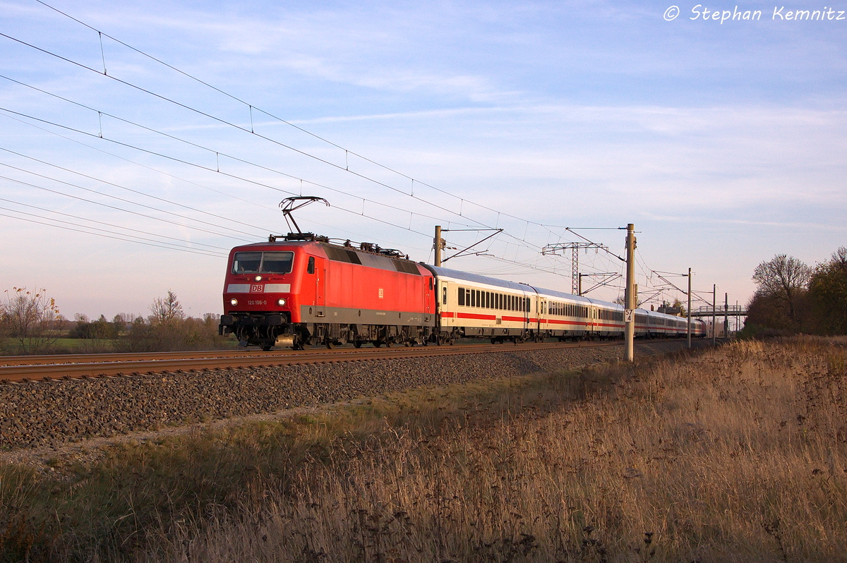 120 106-0 mit dem IC 2810 fr ICE 1510 von Leipzig Hbf nach Hamburg-Altona in Vietznitz und die 120 111-0 hatte den Zug nach geschoben. 31.10.2013
