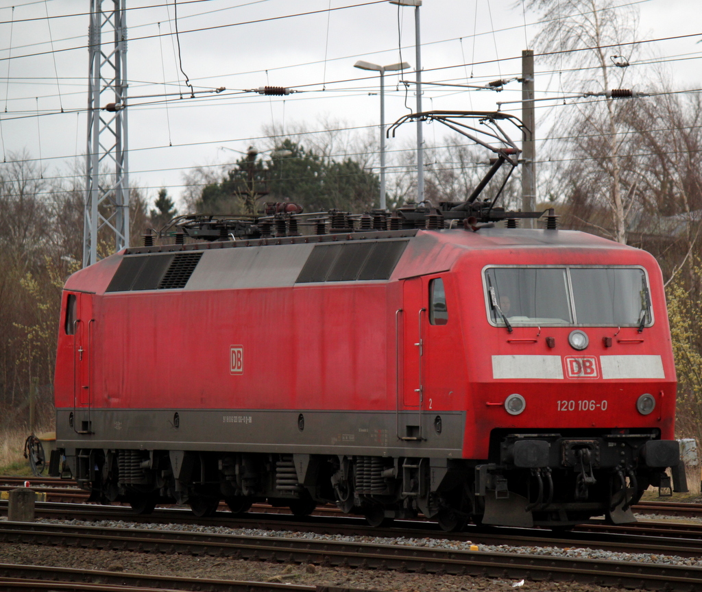 120 106-0 stand am 16.03.2014 einsam und verlassen im Rostocker Hbf.