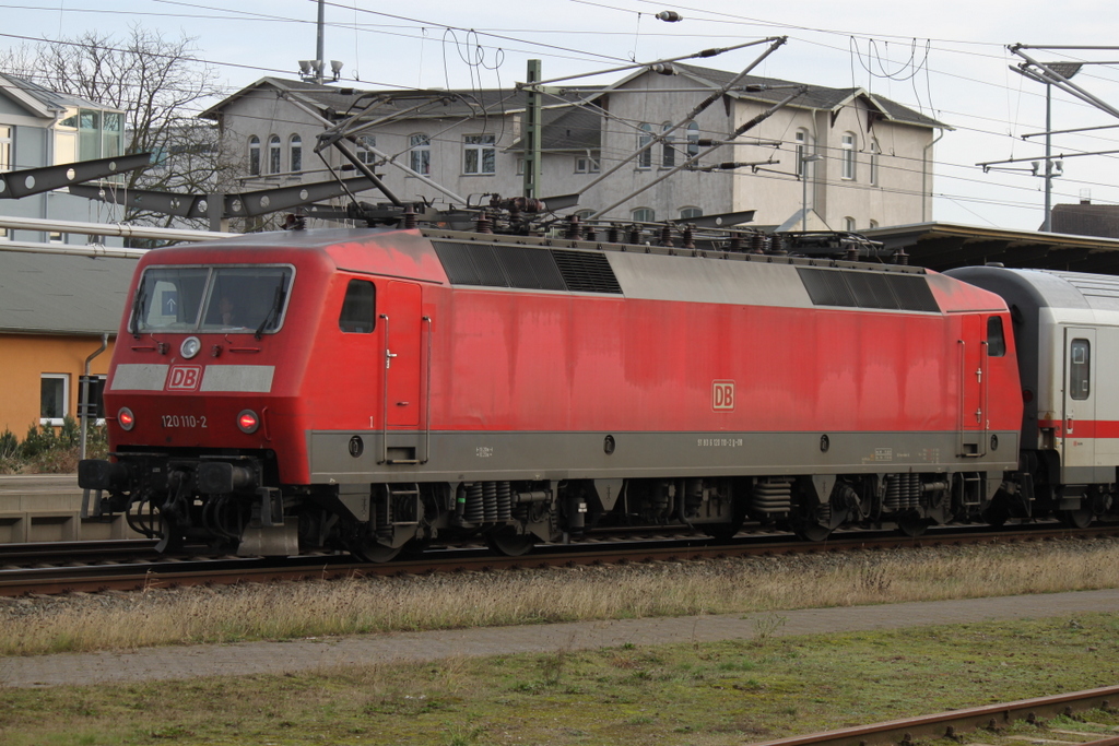 120 110-2 mit IC 2213(Binz-Stuttgart)kurz vor der Ausfahrt im Rostocker Hbf.04.01.2015