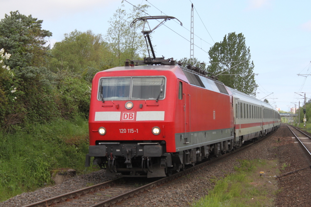 120 115-1 mit IC 2301(Warnemünde-München)bei der Durchfahrt in Rostock-Marienehe.20.05.2017