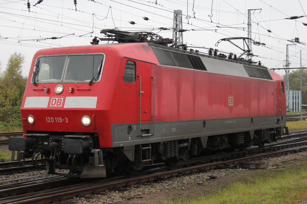 120 119-3 als Leerfahrt von Rostock Hbf nach Stralsund Hbf bei der Ausfahrt im Rostocker Hbf.17.10.2015