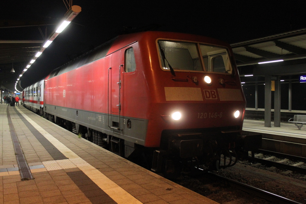 120 146-6 mit IC 2174 von Hamburg-Altona nach Rostock Hbf kurz vor nach der Ankunft im Rostocker Hbf.30.10.2015