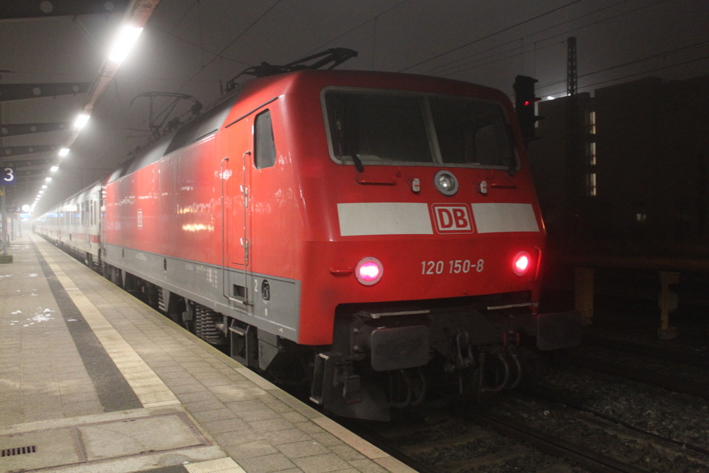 120 150-8 mit IC 2355(Rostock-Mnchen)kurz vor der Ausfahrt im Rostocker Hbf.03.02.2017
