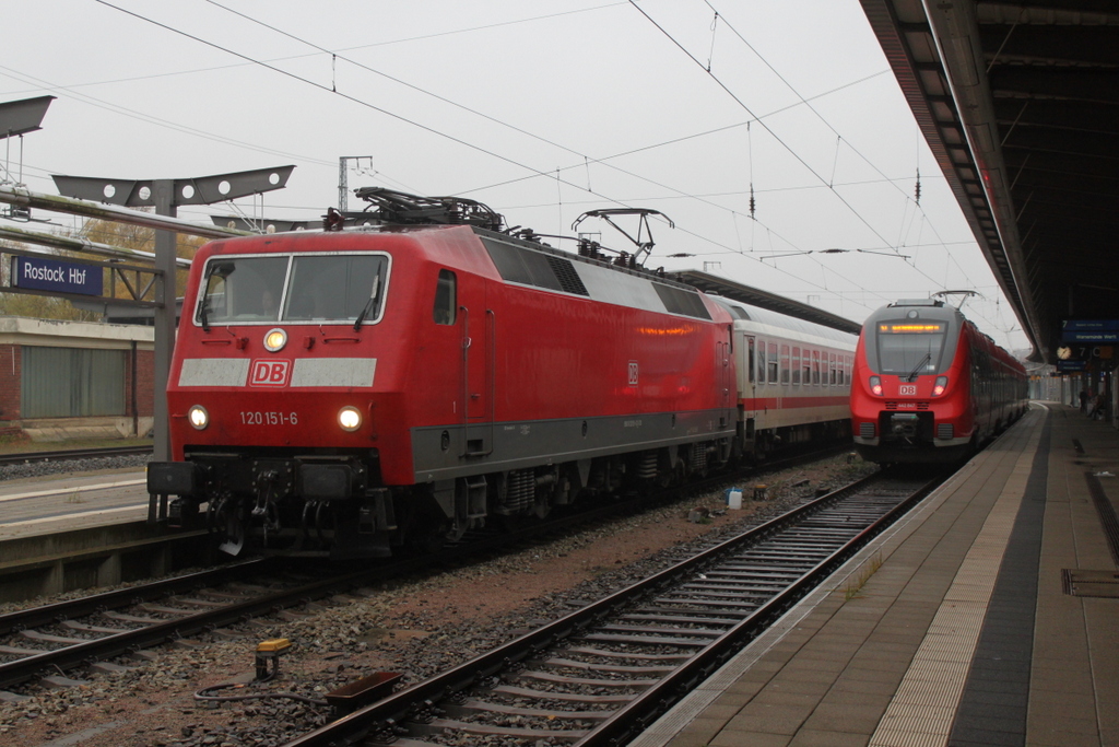 120 151-6 mit IC 2239 von Rostock Hbf nach Leipzig Hbf kurz vor der Ausfahrt im Rostocker Hbf.06.11.2015