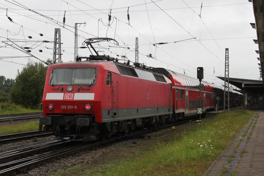 120 201-9 mit RE 4305(Hamburg-Rostock)bei der Einfahrt im Rostocker Hbf.09.09.2017