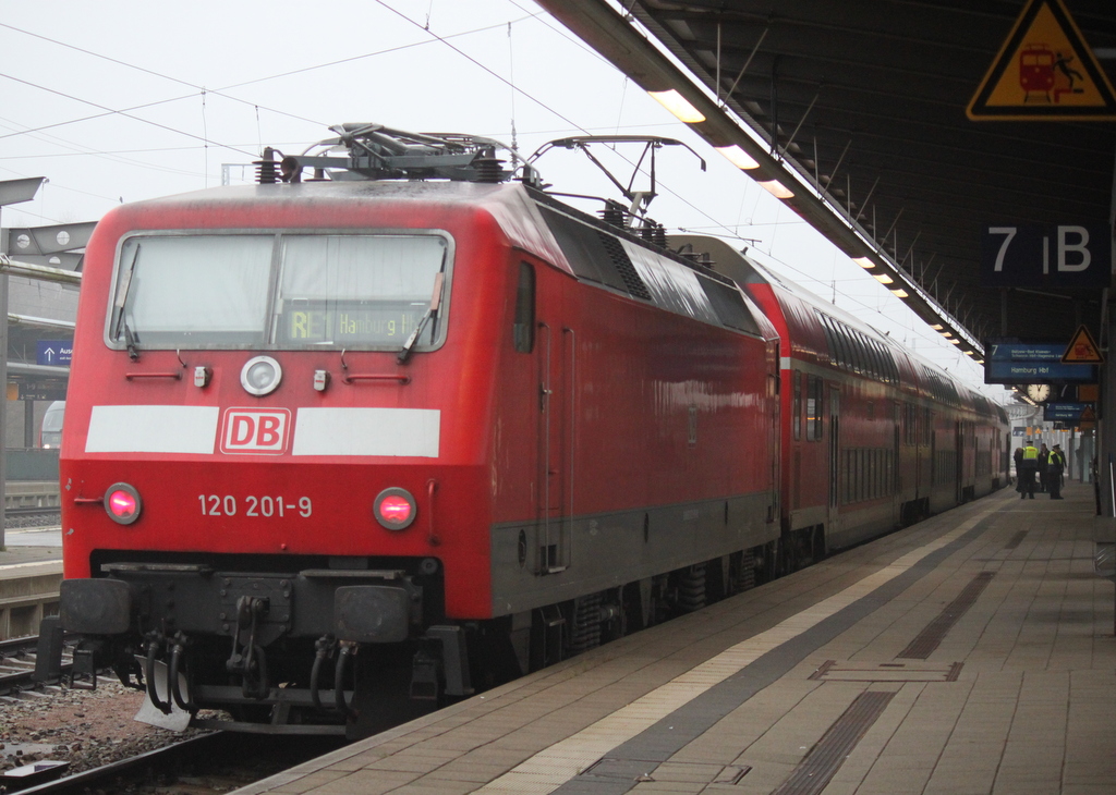 120 201-9 mit RE 4310 von Rostock Hbf nach Hamburg Hbf wurde am 05.12.2014 von der DB-Sicherheit bewacht.