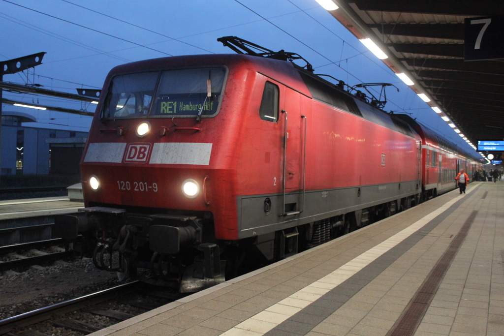 120 201-9 mit RE 4314(Rostock-Hamburg)kurz vor der Ausfahrt im Rostocker Hbf.30.10.2015