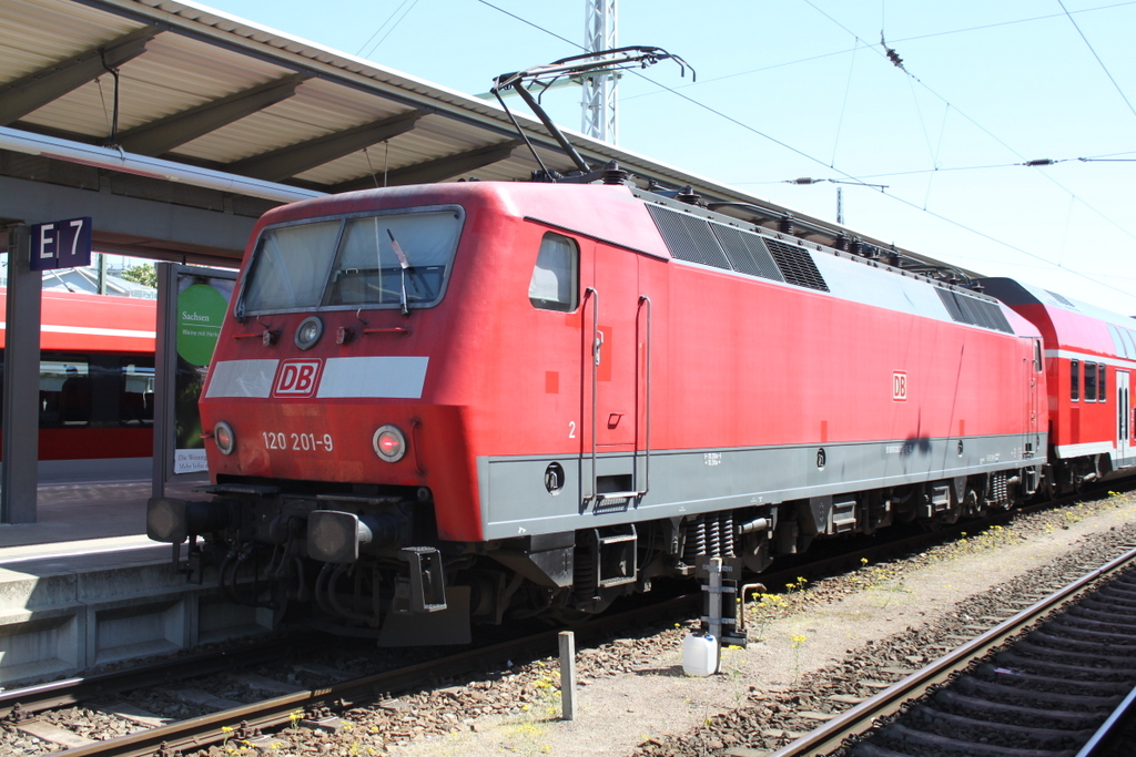120 201-9 mit RE4310(Rostock-Hamburg)kurz vor der Ausfahrt im Rostocker Hbf.13.05.2016