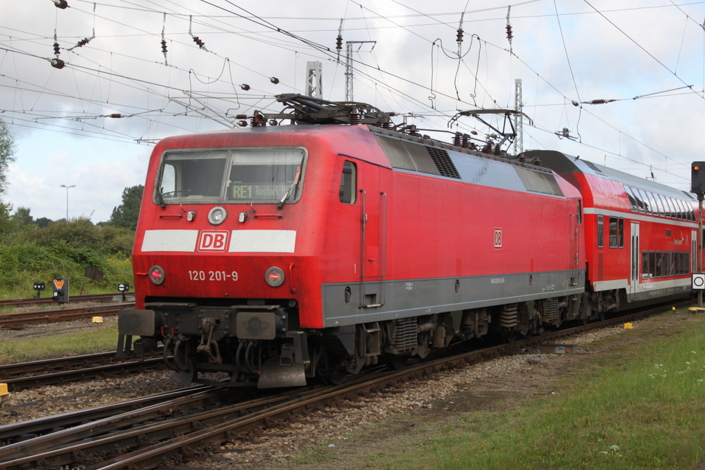 120 201 mit RE 4305(Hamburg-Rostock)bei der Einfahrt im Rostocker Hbf.13.08.2017