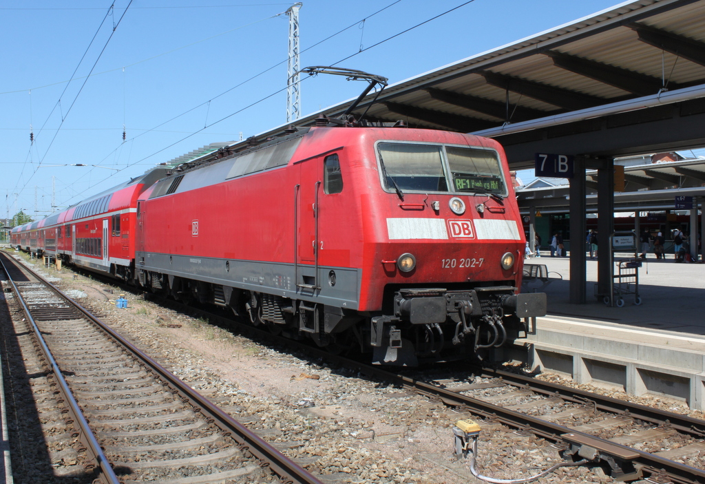 120 202-7 mit RE 4310(Rostock-Hamburg)kurz vor der Ausfahrt im Rostocker Hbf.02.06.2017