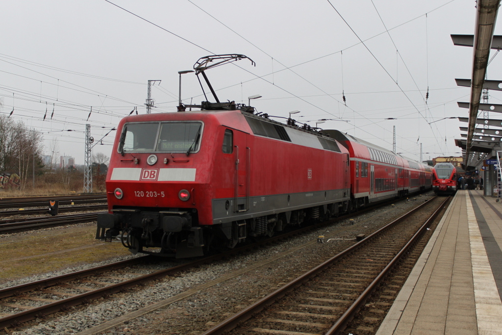120 203-5 mit RE 4309(Hamburg-Rostock)kurz nach der Ankunft auerplanmig am Gleis 5 im Rostocker Hbf Grund war ein Parktausch beim Hanse-Express.18.03.2016