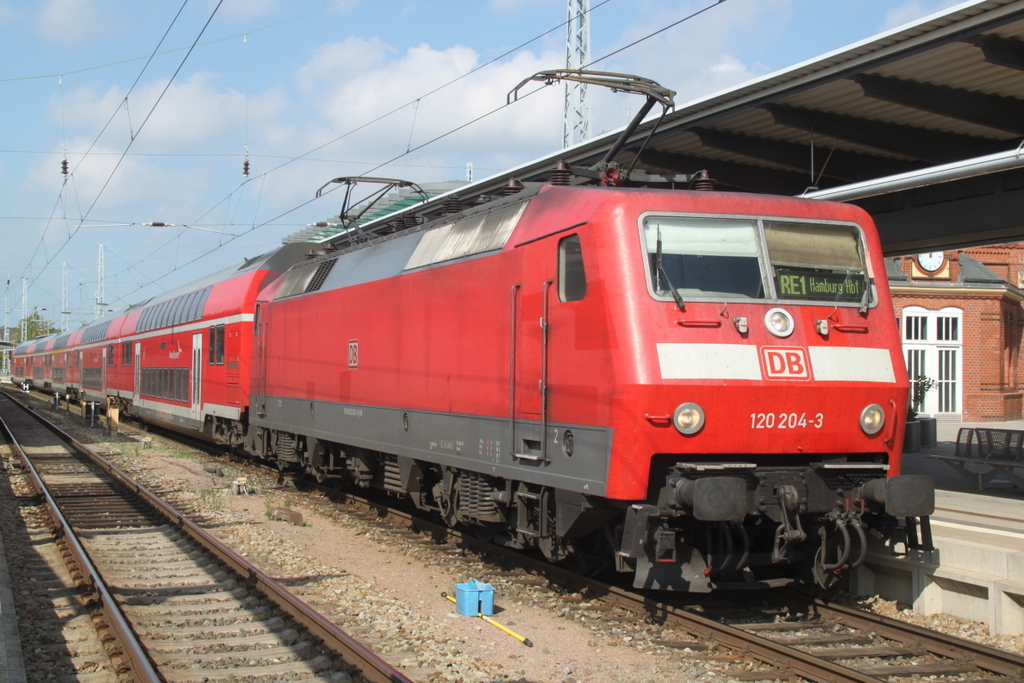 120 204-3 mit RE 4310 von Rostock Hbf nach Hamburg Hbf kurz vor der Ausfahrt im Rostocker Hbf.18.09.2015