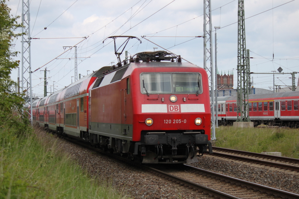 120 205-0 mit Hanse-Express von Rostock Hbf nach Hamburg Hbf bei der Ausfahrt im Rostocker Hbf.29.05.2015