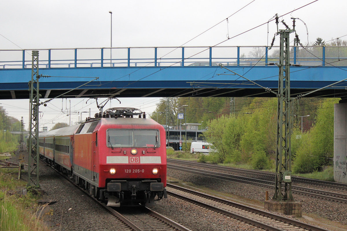 120 205-0 mit den HKX am Haken ist auf den Weg nach Hamburg. Tostedt den 06.05.2017