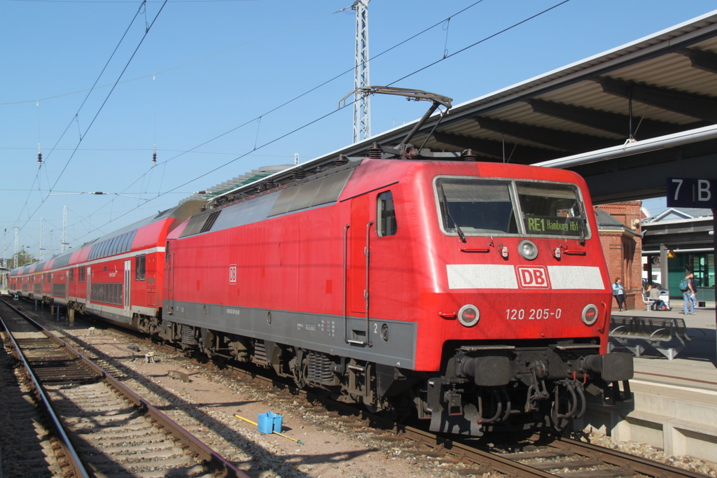 120 205-0 mit RE 4310 von Rostock Hbf nach Hamburg Hbf stand am 04.10.2014 im Rostocker Hbf bereit.Ab Dezember sind dann die 120.2 auf dem RE 1 Geschichte sie sollen dann durch ES 64 U2 bzw.182er ersetzt werden.
