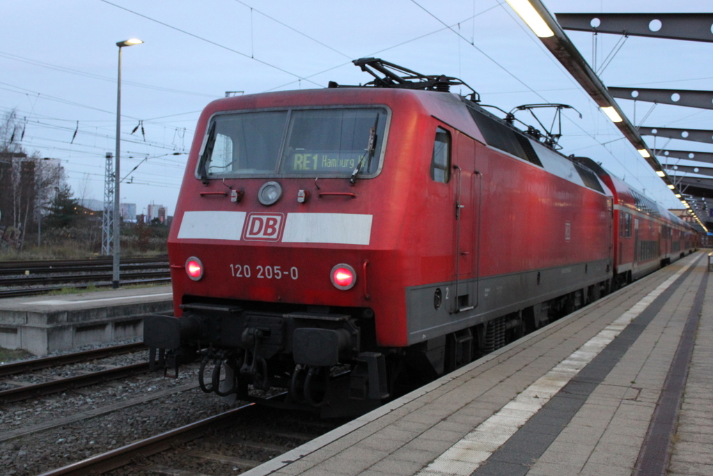120 205-0 stand am morgen des 05.12.2015 als LR 70129 von Rostock Hbf nach Schwaan im Rostocker Hbf bereit.