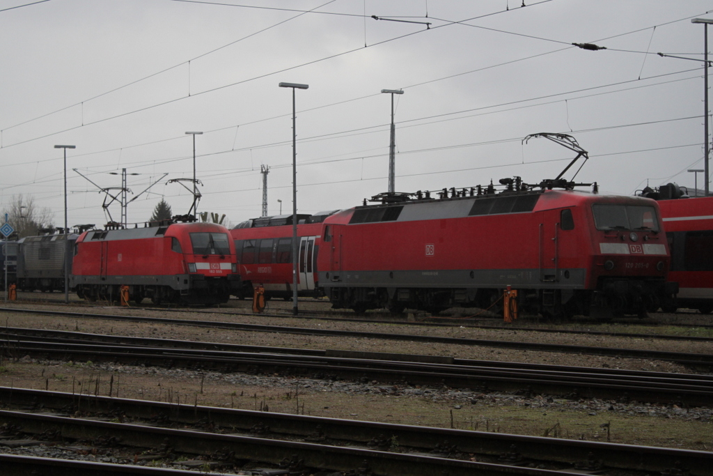 120 205 und 182 009 waren am Mittag des 18.12.2016 im BW Rostock Hbf abgestellt.