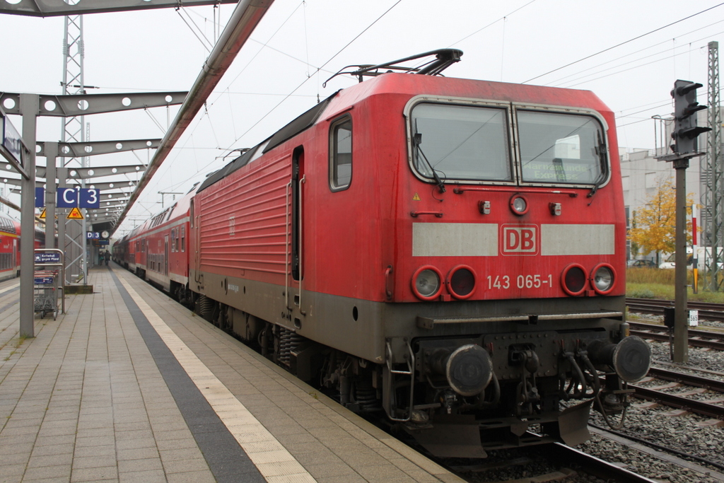 143 065-1 wurde an 17.10.2015 samt Warnemnde-Express von 650 114-8 aus dem Rostocker Hbf gedrckt.