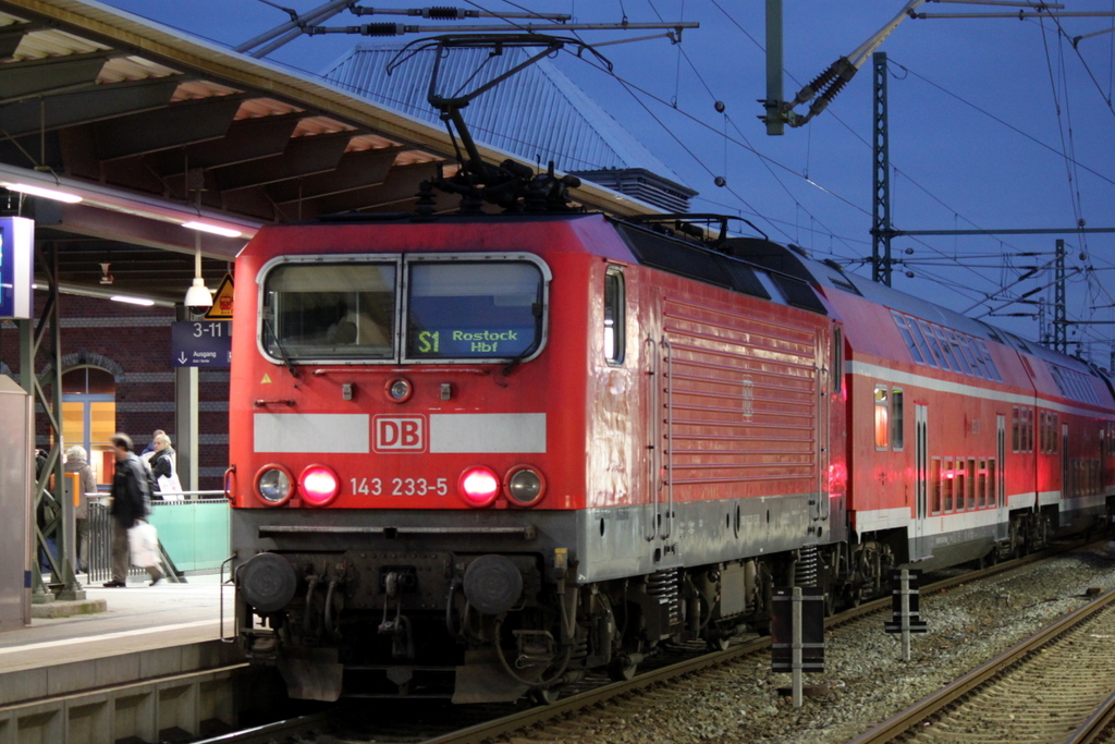 143 233-5 mit S1 von Warnemnde nach Rostock Hbf kurz nach der Ankunft im Rostocker Hbf.30.10.2013