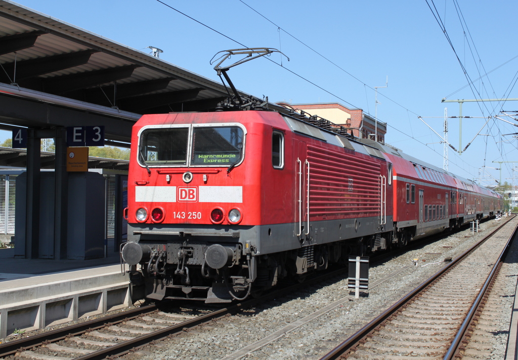143 250-9 mit RE 18490(Berlin-Warnemnde)bei der Ausfahrt im Rostocker Hbf.08.05.2016