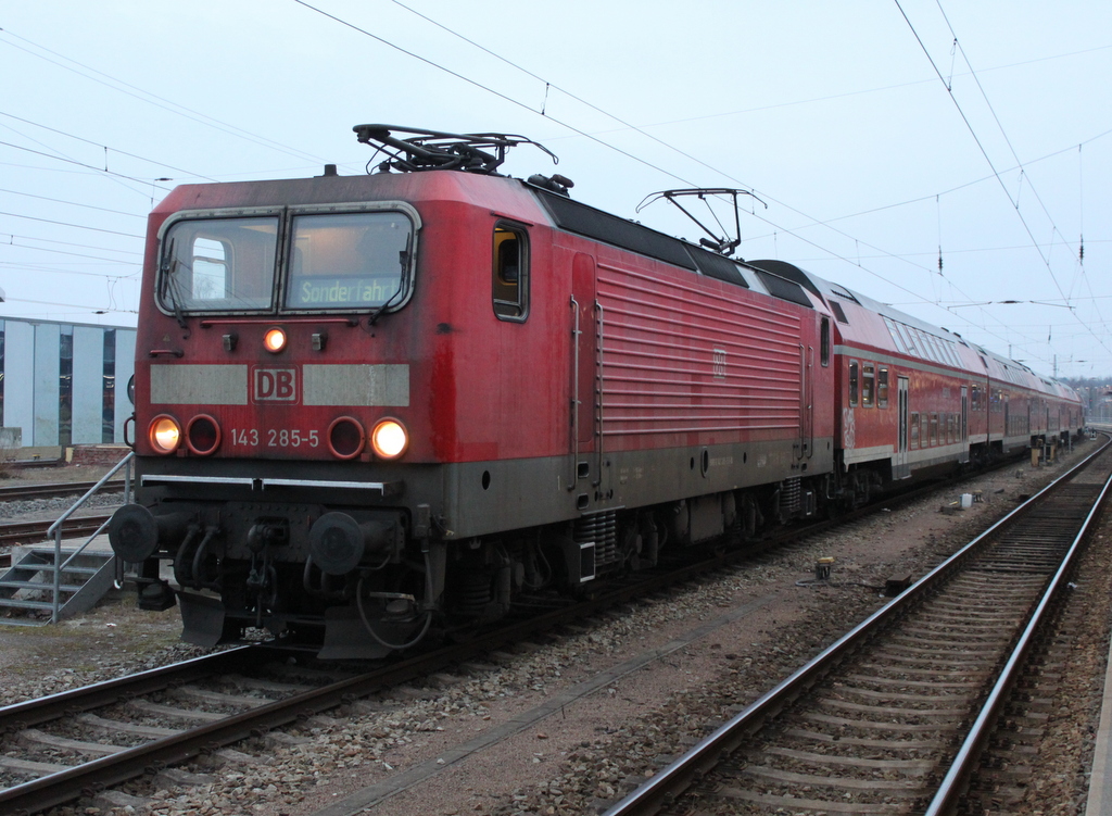 143 285-5 mit Fuball-Sonderzug 18423 von Rostock Hbf nach Magdeburg-Herrenkrug kurz vor der Ausfahrt im Rostocker Hbf.05.03.2016