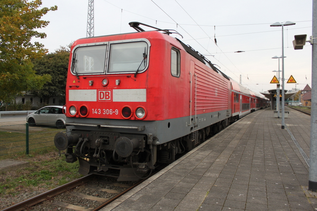 143 306 mit RE 18491 von Warnemnde nach Berlin Hbf(tief)abgestellt am 15.10.2016 in Warnemnde.