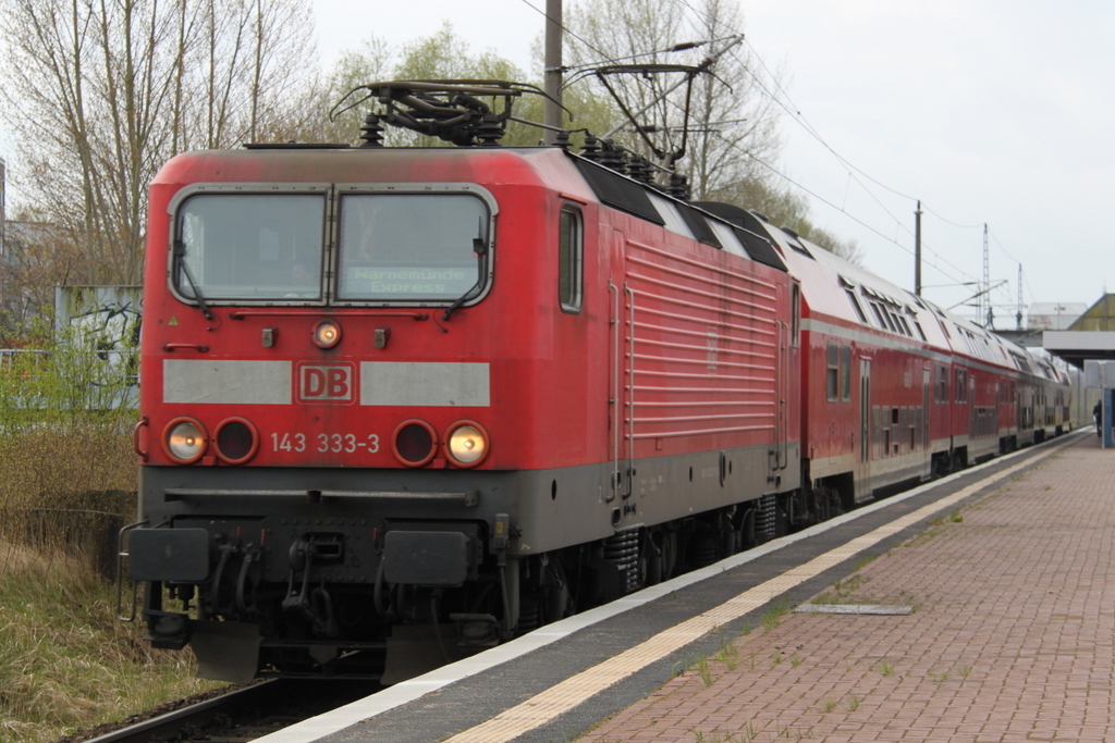 143 333-3 Mit RE 18490(Berlin-Warnemünde)bei der Durchfahrt im Haltepunkt Rostock-Lichtenhagen.15.04.2017